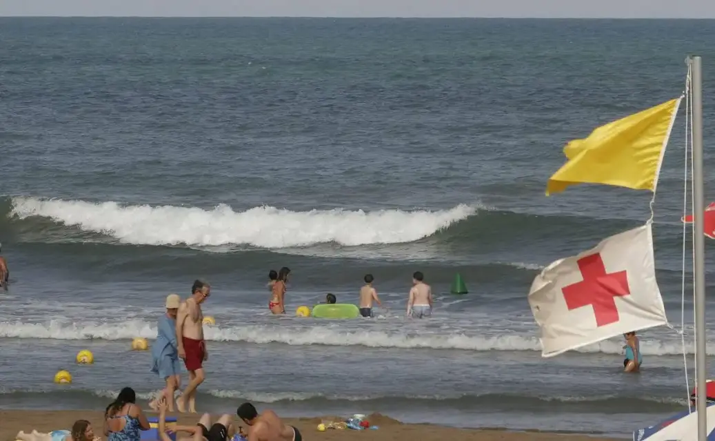 Bandera amarilla en varias playas de la Región
