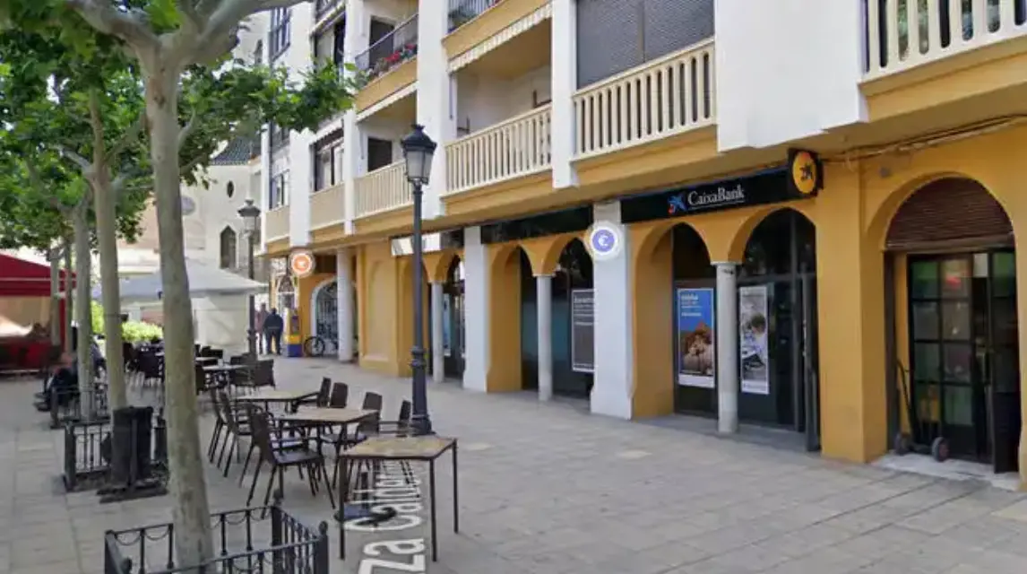 La madre que abandonó a su hijo en un cajero de Lorca fue condenada a cuatro meses de prisión