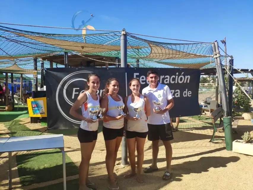 Éxito pulpileño en el campeonato de Andalucía de tenis playa
