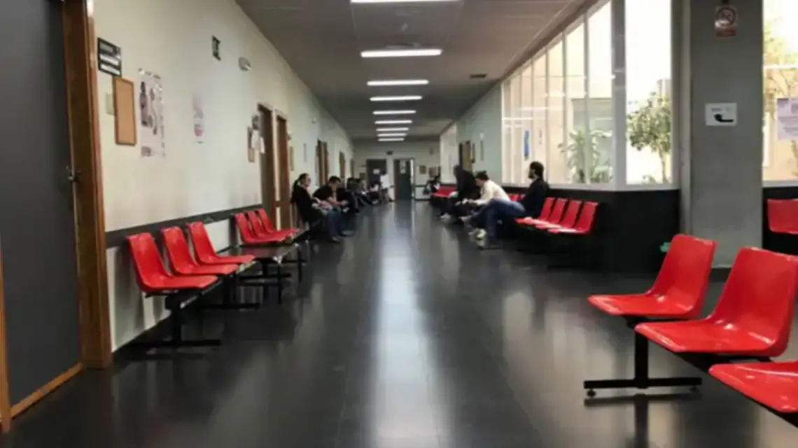 Más de diez centros de salud continúan en nivel rojo