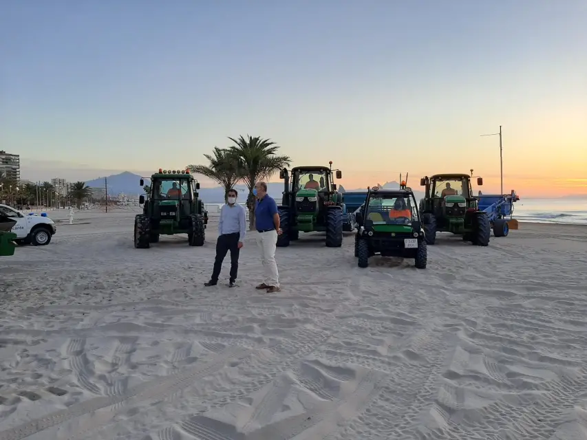 Operativo de limpieza para una semana Santa de playa en Alicante