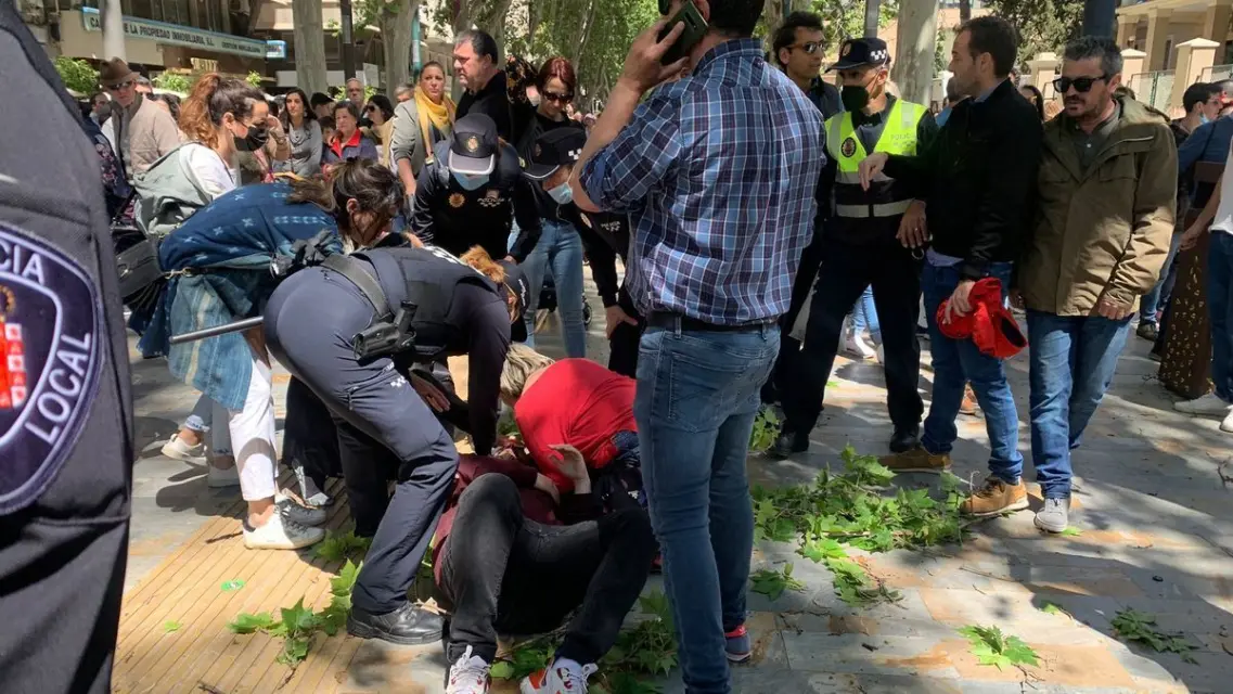 Fuerte Viento: Rama de un árbol hiere a joven en plena vía pública en Murcia