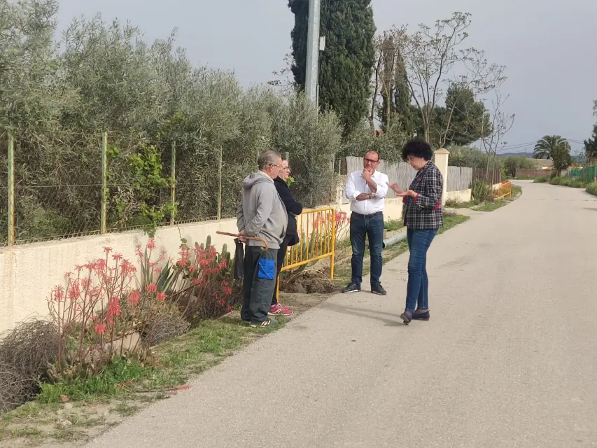 Instalación del alumbrado en el camino Motores de Payá de la pedanía de El Esparragal