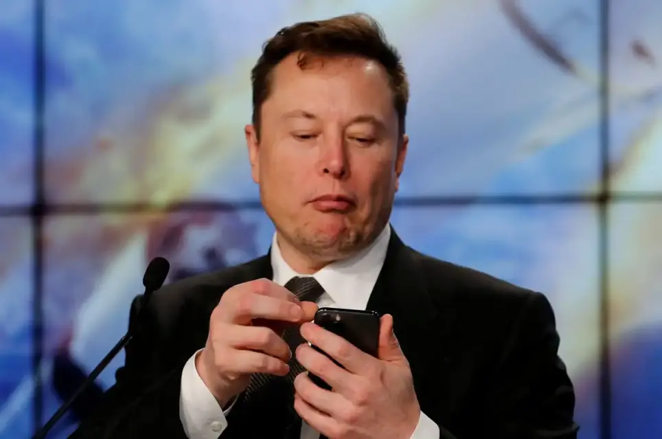 Ellos son ricos y se entienden: Elon Musk planea vender Twitter en tres años