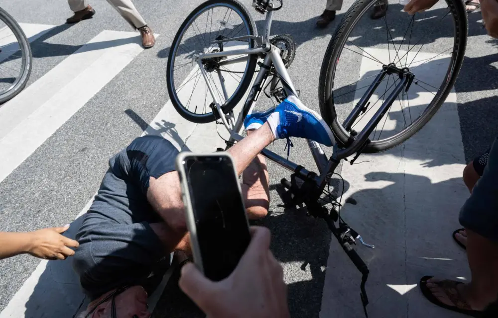 ¡Que follón! Estrepitosa caída de Biden en bici