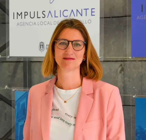 ¿Cómo? 5.000 euros de ayuda  a profesionales de la indumentaria festera y artesanos