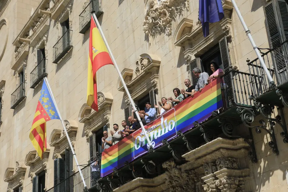 ¡Orgullo! Listo despliegue de pancarta en balcón del Ayuntamiento de Alicante