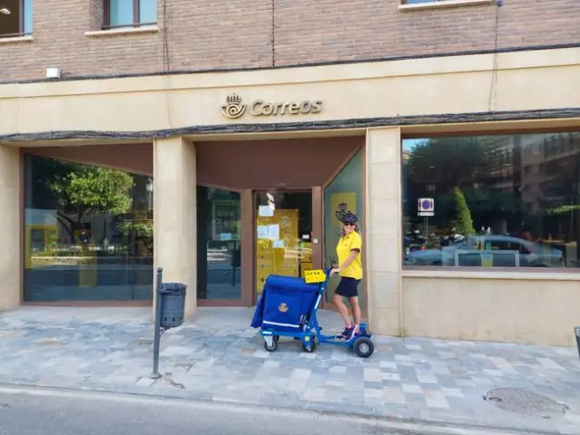 Lorca: Correos realiza prueba piloto con carro de reparto asistido