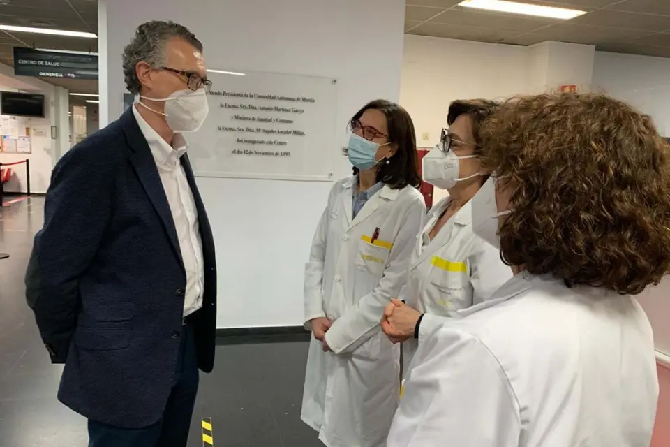 Enfermos sin vacaciones: Médicos que trabajen más en vacaciones cogerán pago extra