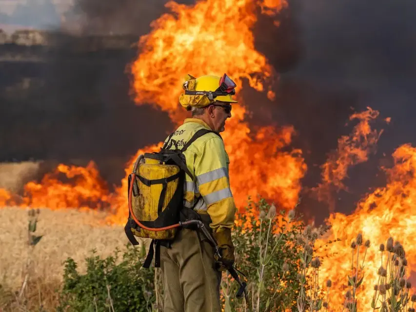 Evacuadas por el incendio forestal más de 1.200 personas