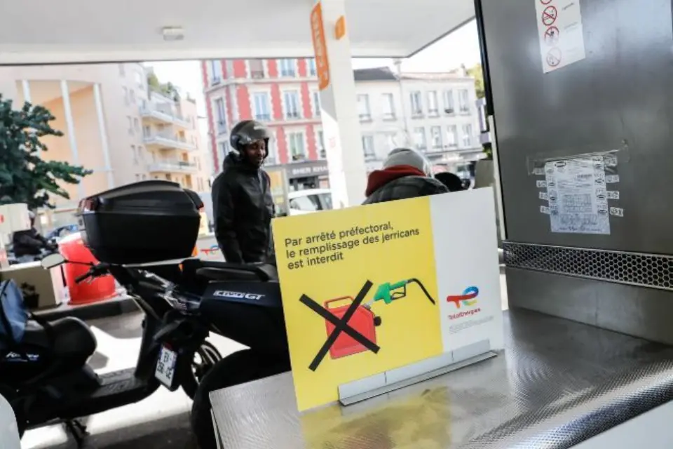 Gobierno francés pide calma ante escasez en algunas gasolineras