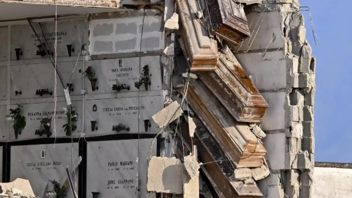 ¡Atroz! Ataúdes quedan guindando tras colapso de cementerio en Nápoles
