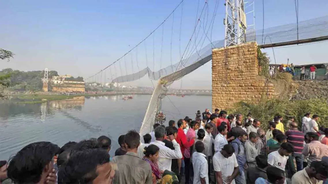 Nueve detenidos tras el colapso de un puente que dejó 134 muertos en la India