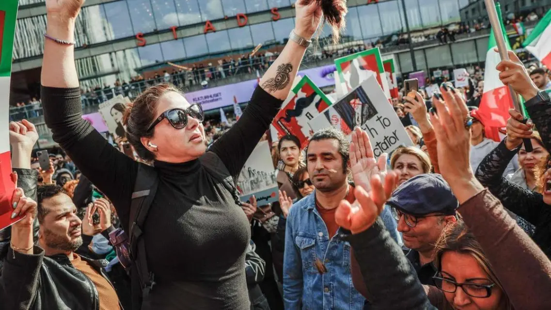 Irán juzgará "con rapidez" a mil personas por protestas sobre igualdad de género