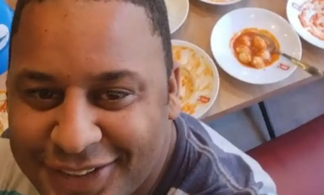 Lo botan por comer 15 platos en bufet libre y pedir más