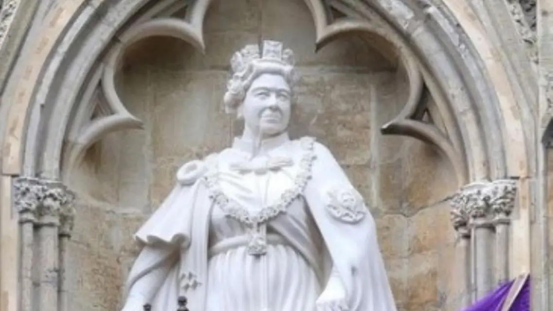 Inmortalizan a Isabel II en York con un busto