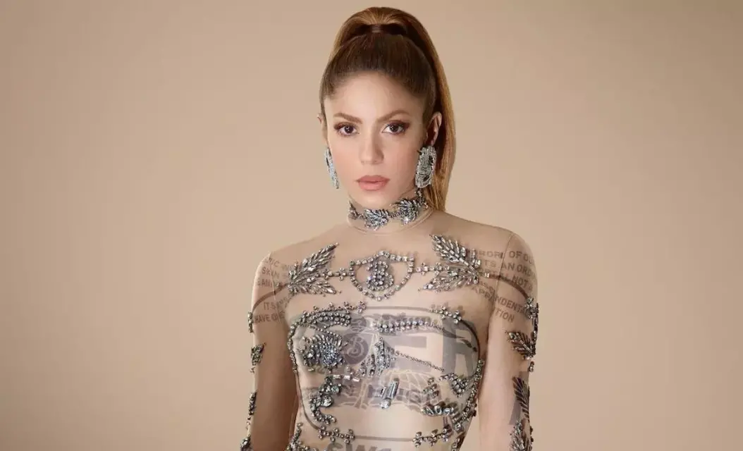 Shakira luce regia como modelo de la marca Burberry