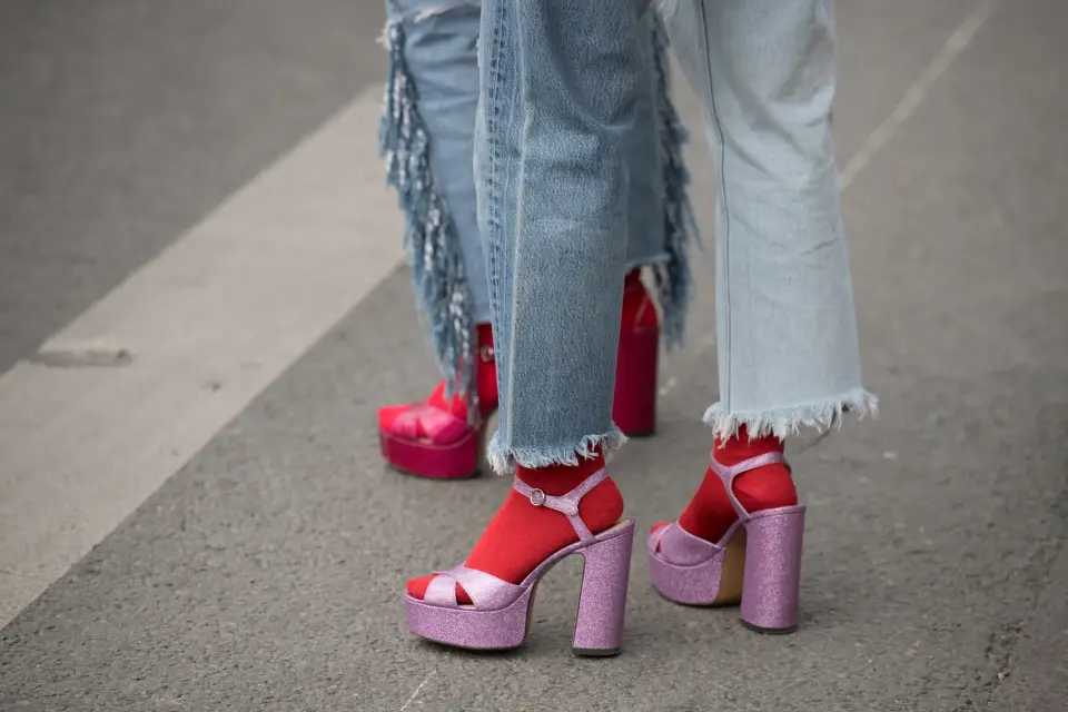 ¿Están de moda las sandalias con calcetines?