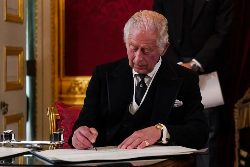 El rey Carlos III cederá parte de sus ingresos al Gobierno británico