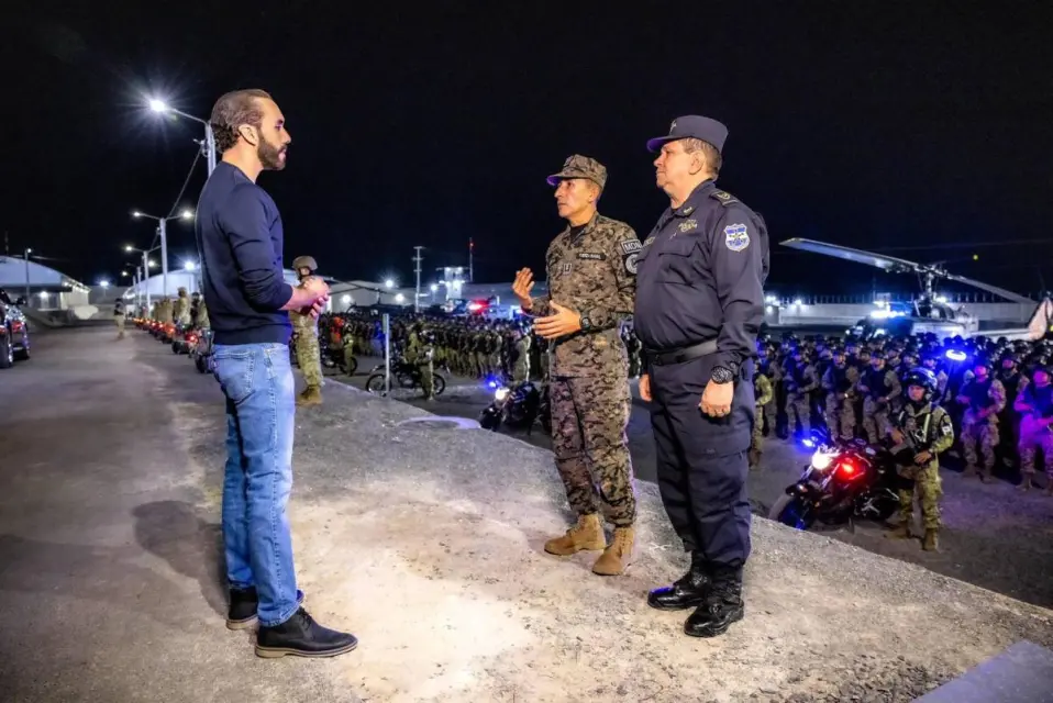 Bukele inaugura cárcel para unos 40.000 pandilleros
