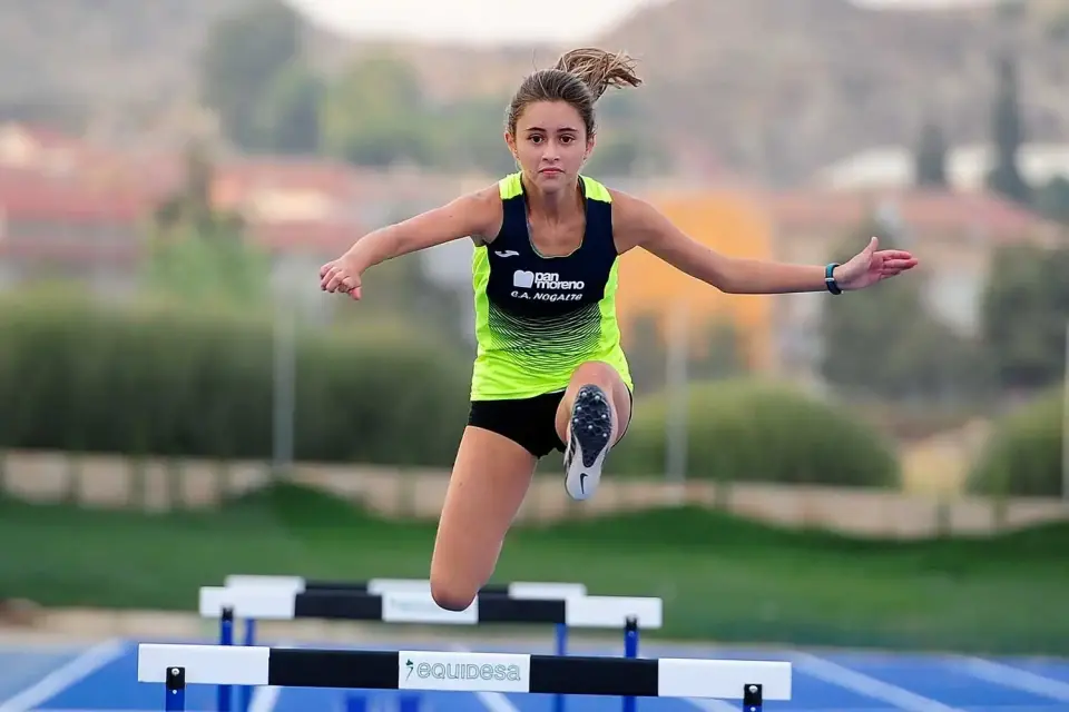 Nueva pista de atletismo de Puerto Lumbreras ya alberga entrenamientos de atletas locales