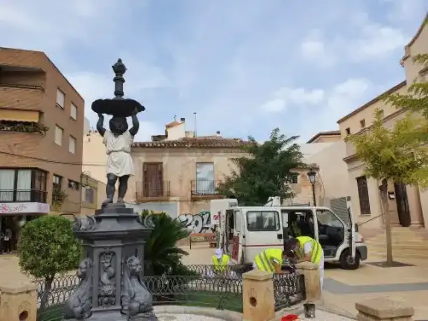 Mejoras en la Plaza del Negrito son llevadas a cabo por alumnos de los programas municipales de empleo y formación
