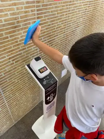Campaña solidaria de ASEPLU y  Ayuntamiento dotan de soportes de temperatura a los centros educativos de Puerto Lumbreras