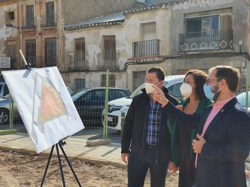 Alcalde de Lorca inicia la creación de un parque en la plaza situada entre las calles Fray Beato Pedro Soler y Juan Mínguez