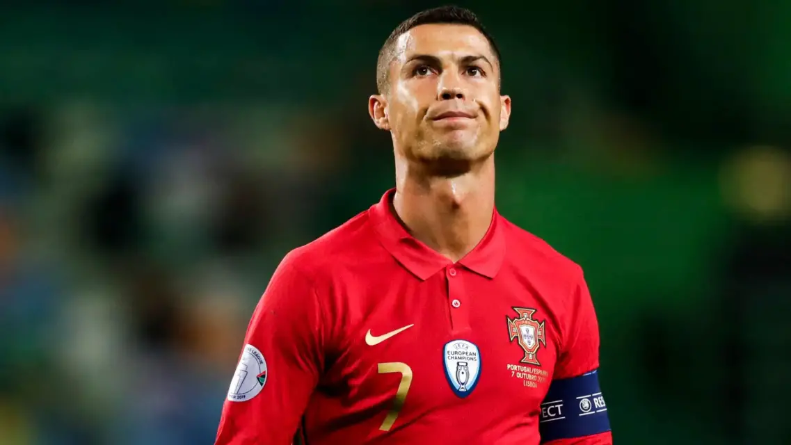 El Covid-19 le sacó tarjeta roja a Cristiano Ronaldo