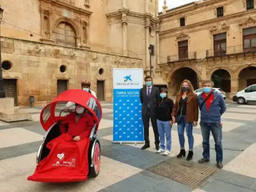 'Pedaleo Solidario' lleva a los mayores a disfrutar de Lorca en triciclo eléctrico