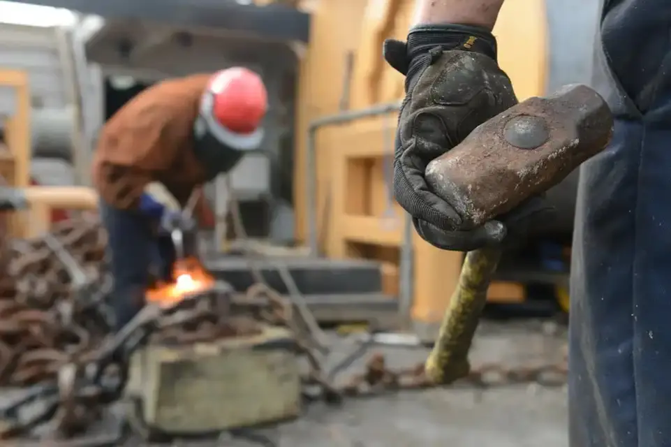 Trabajadores enfrentarán más recortes salariales por la crisis del covid-19
