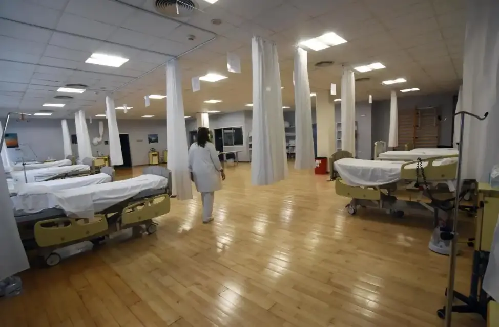 Hospitales se preparan, habilitando camas en los gimnasios, para atender el colapso de ingresos en una semana