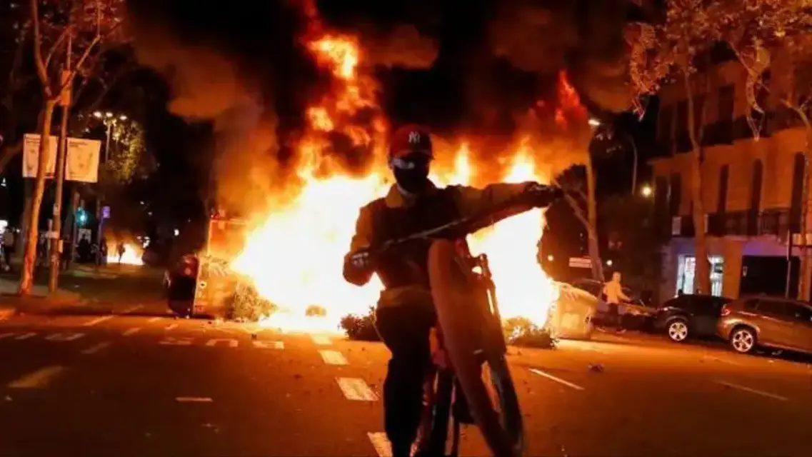 Violentas manifestaciones en Barcelona acaban con 12 detenidos y 20 Mossos heridos
