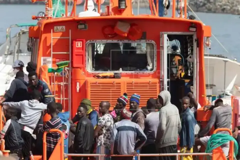 Más de 200 inmigrantes magrebíes y subsaharianos llegan a canarias