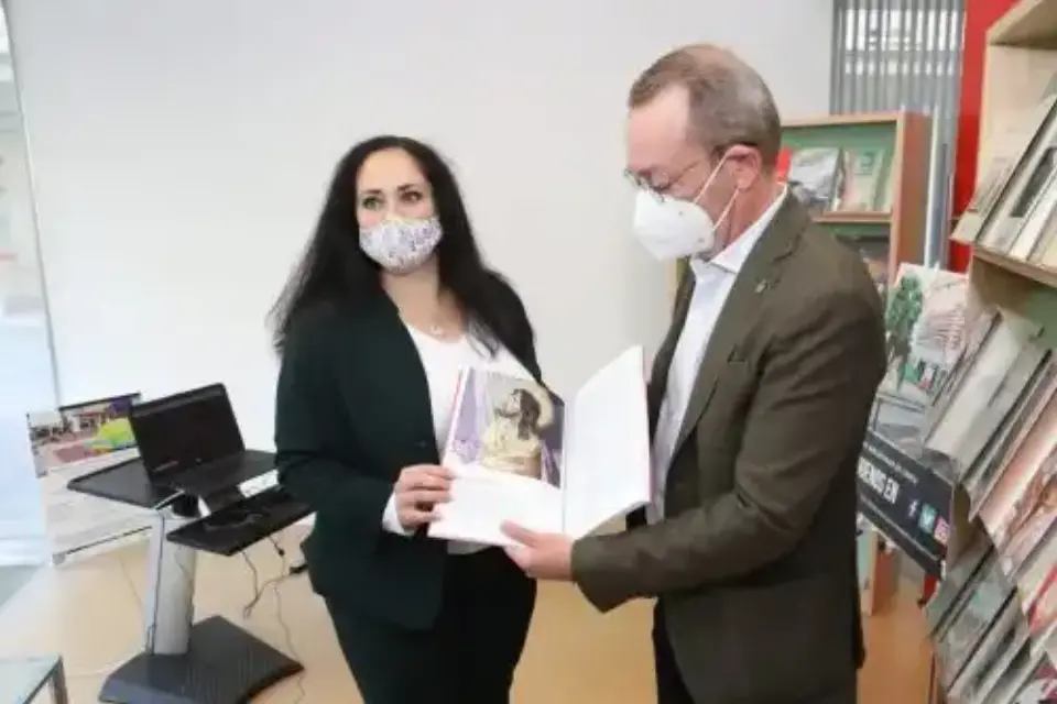 El Paso Blanco dona 12 ejemplares del "Centenario de la Oración en el Huerto. Maravilla del bordado blanco (1918 - 2018)"