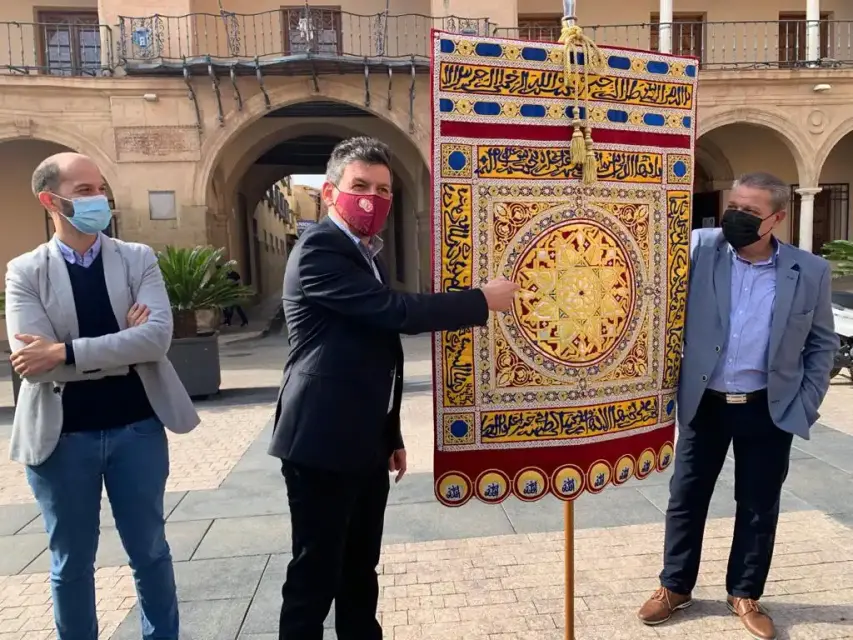 La Federación San Clemente estrena una réplica del estandarte almohade