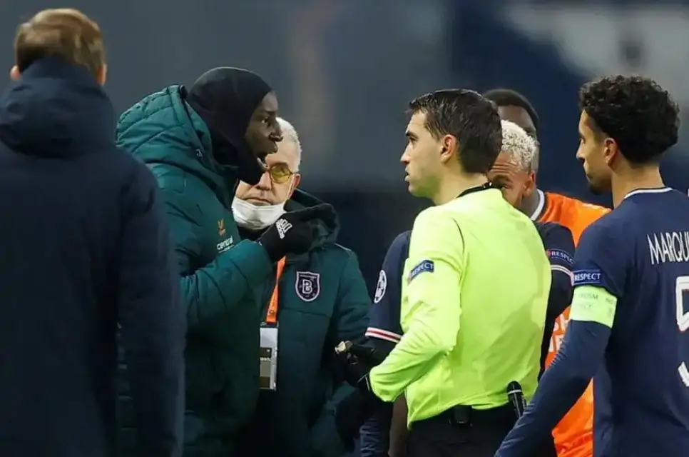 Por insultos racistas de un árbitro Estambul se retira del partido contra el PSG