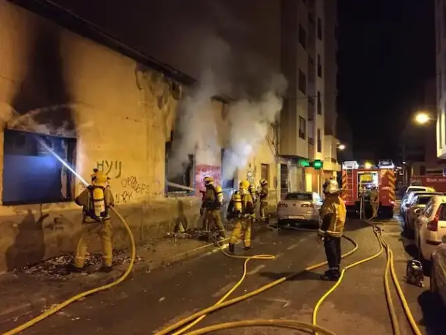 Incendio en una nave abandonada deja 2 muertos y 17 heridos en Badalona