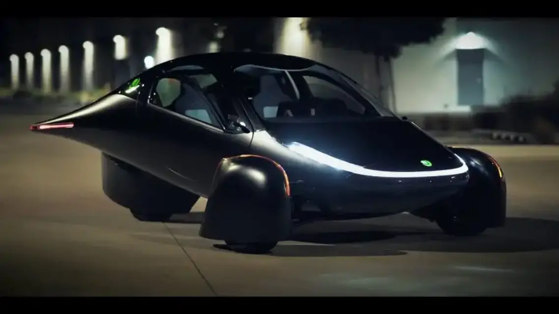 Conoce el coche eléctrico que carga mediante paneles solares