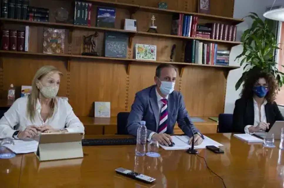 El Gobierno regional convoca a más de 1.000 plazas de sanitarios y docentes para reforzar las áreas de sanidad y educación