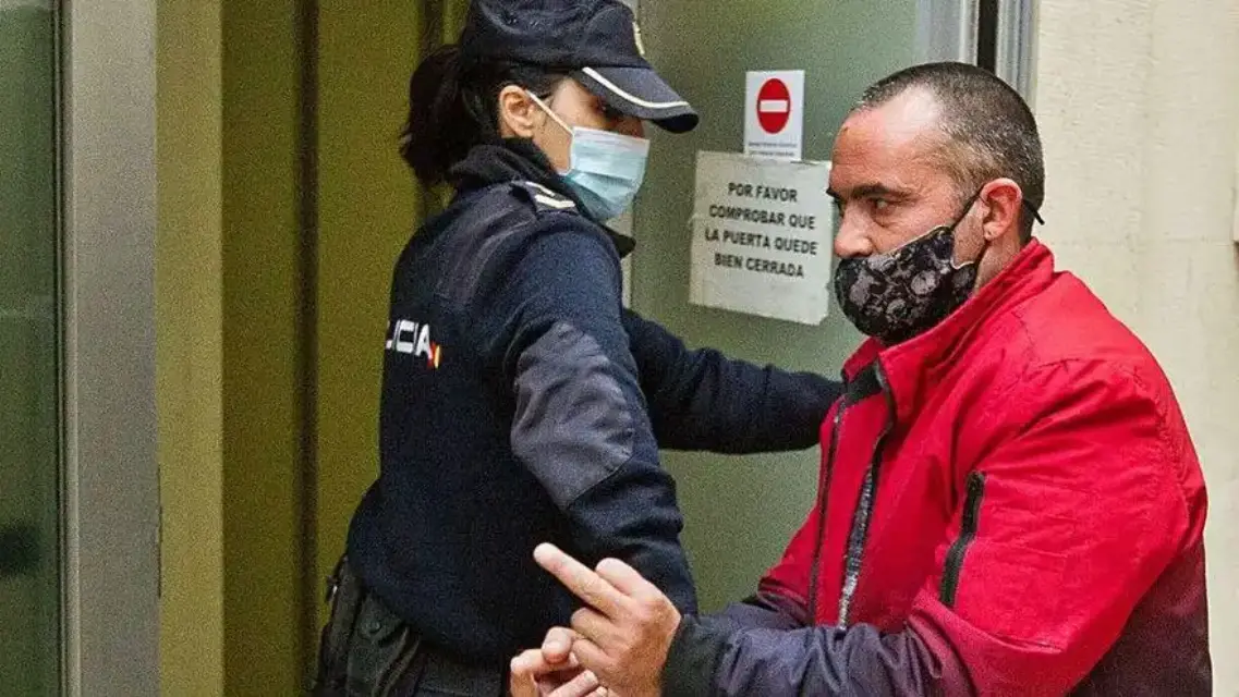Sometió a su pareja golpeándola con una barra de hierro y la ató por diez horas