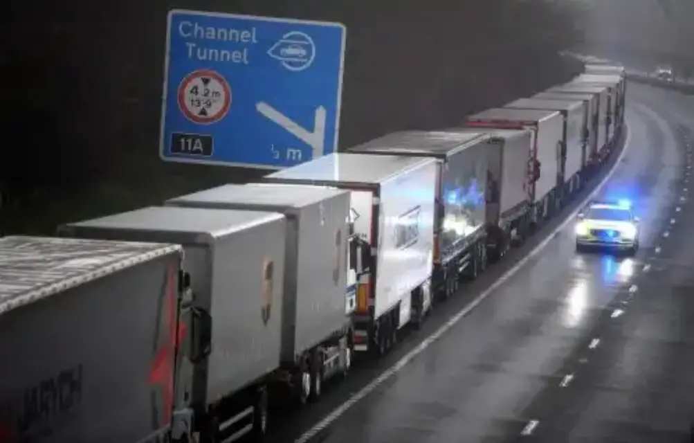 Camiones españoles hacen colas de más de 50 kilómetros por el cierre de la frontera