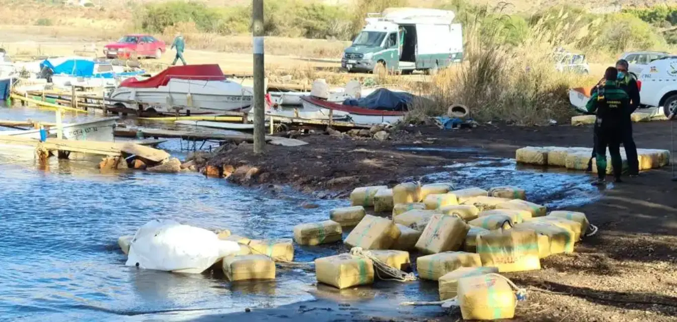 Guardia Civil descubre tres toneladas de hachís en las playas de Portmán