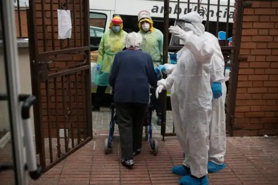 Escalada de brotes de Covid-19 en residencias de mayores y hospitales en la Región