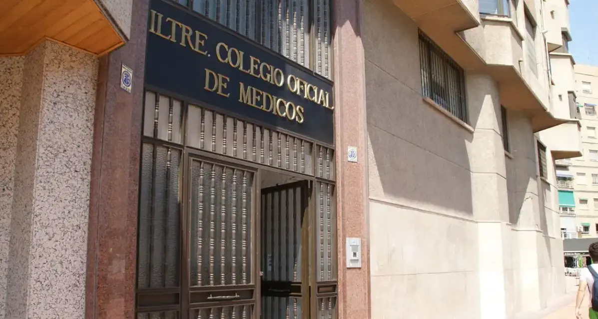 Colegio de Médicos de Murcia pide confinamiento total mientras que CCAES sostiene que Covid 19 va a lentificar la semana próxima