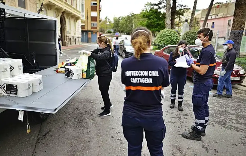 Un hombre le da una paliza a su esposa y huye en su coche en Cartagena