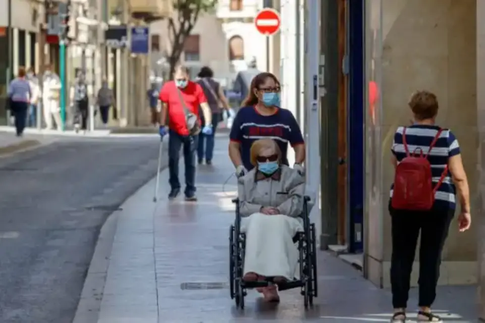 En Alicante se triplican los contagios y Sanidad suspende la vacunación en los sanitarios por el recorte de las dosis de Pfizer