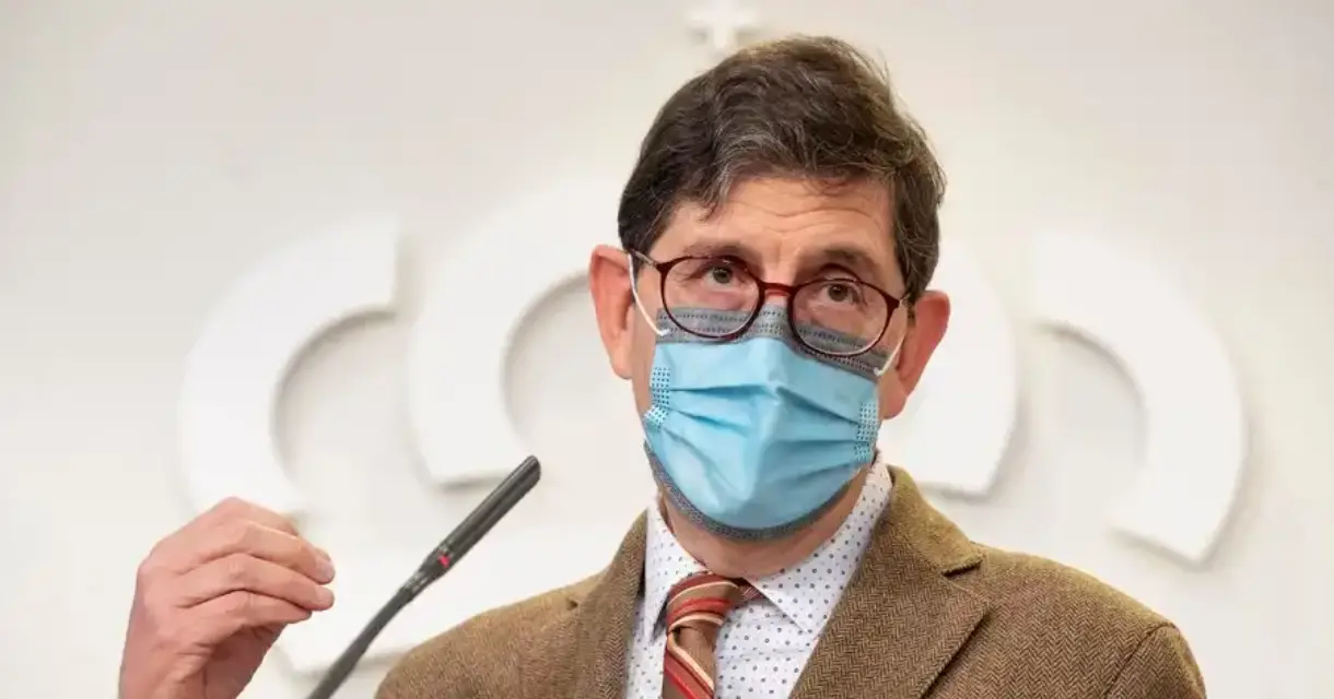 Titular de Salud de Murcia se salta la vacunación y reconoce que no dimitirá