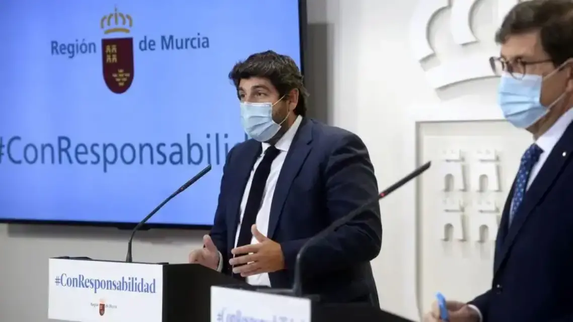 López Miras saca de juego al consejero de Salud por saltarse la vacunación contra el Covid