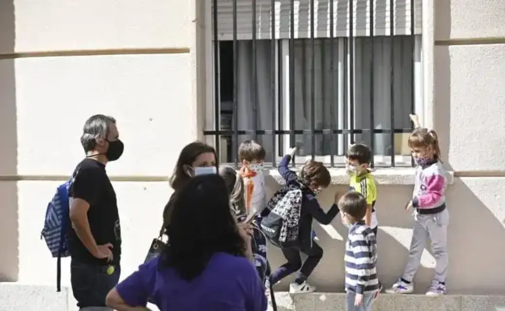 Se registran 34 positivos por covid-19 en los colegios de la Región